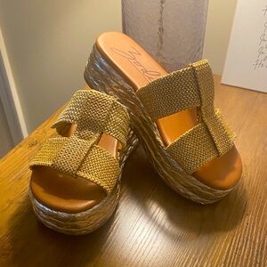Zodiac Tan Woven Platform Sandals size 8.5